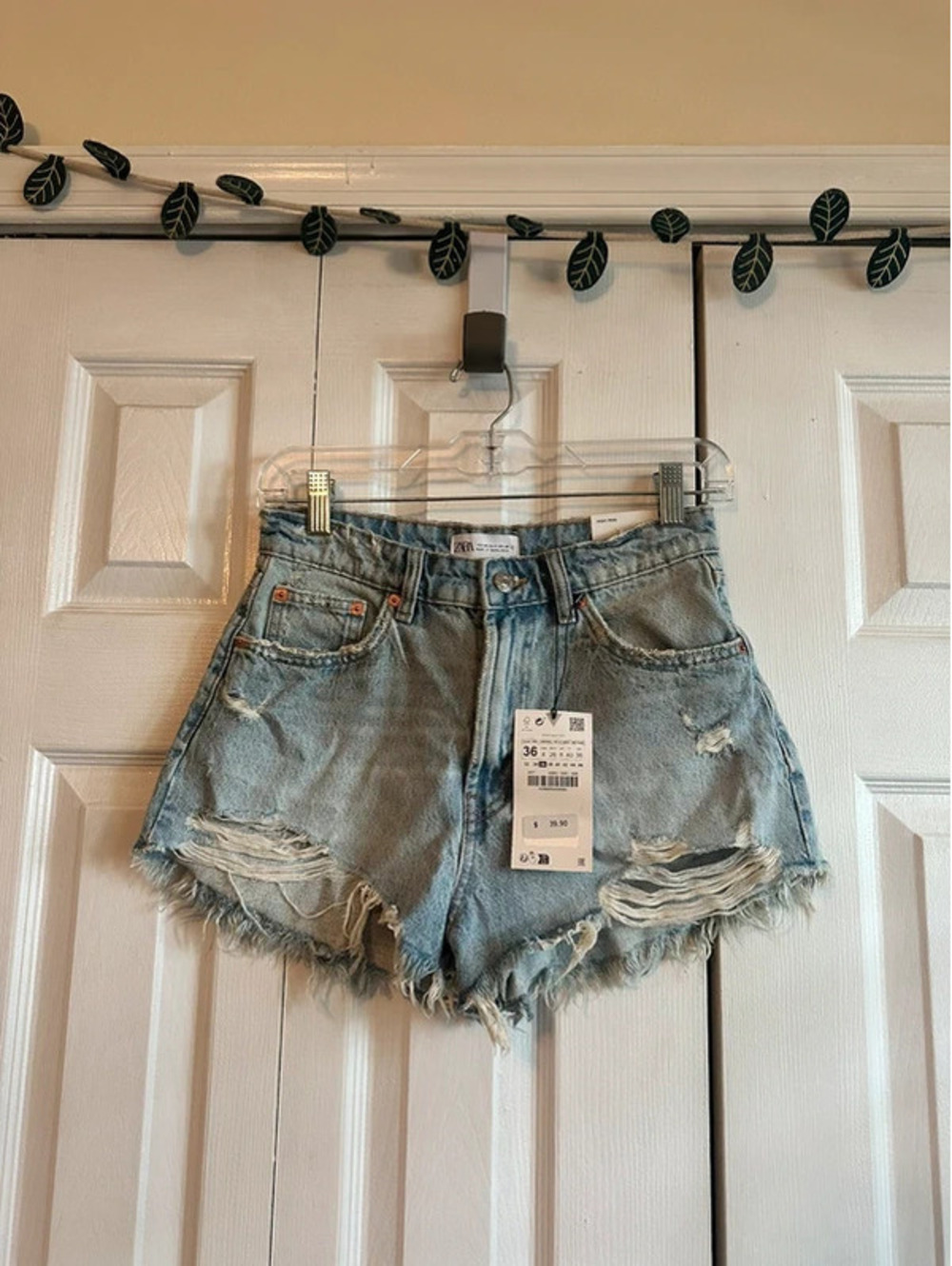 Zara distressed high rise shorts, NWT